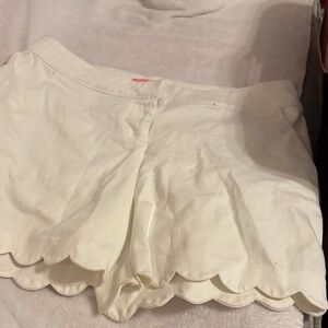 Isaac Mizrahi Women's Cream Scalloped Shorts